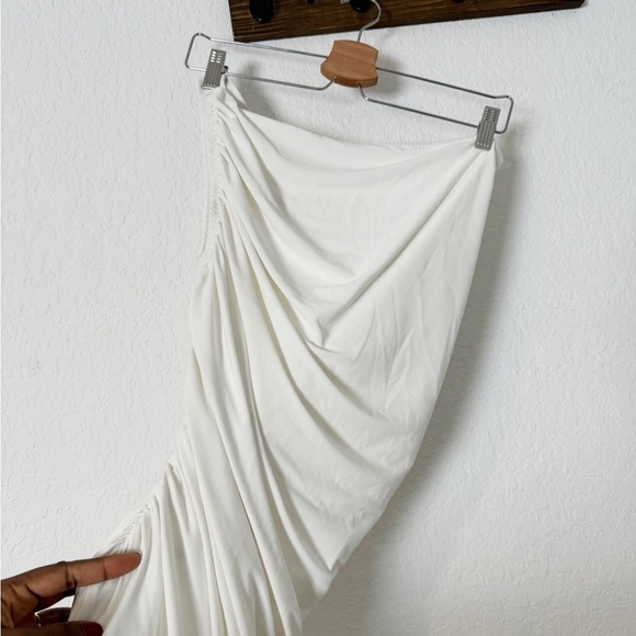 Norma Kamali Diana Ruched One-Shoulder Gown - Picture 4 of 10